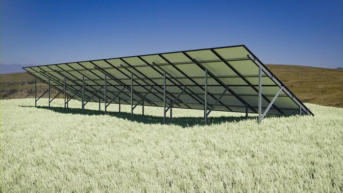 Ground setup til solcellepaneler på græsmark bagfra