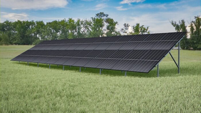 Ground setup til solcellepaneler på græsmark forfra